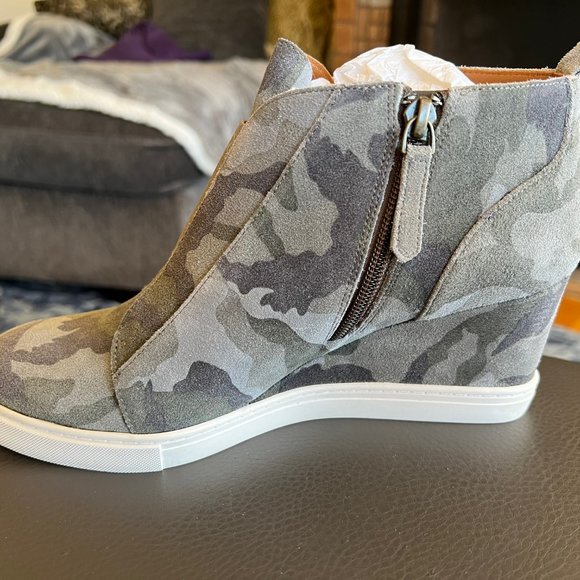 Linea Paolo Camo Wedge Booties, Size 9 - Picture 5 of 9